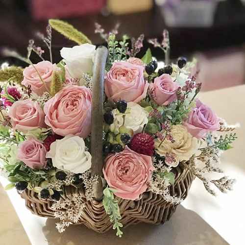 プリザーブドのバスケットアレンジメント
